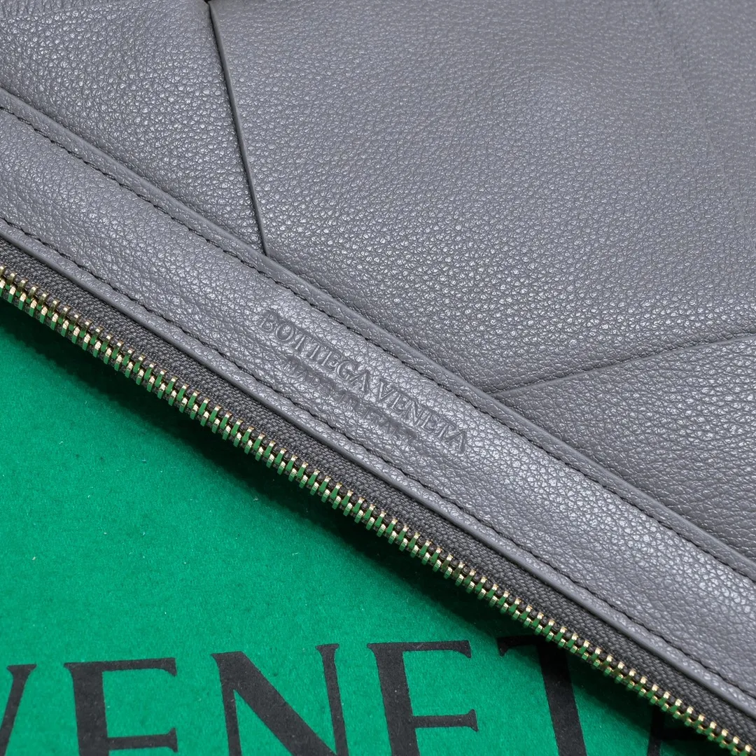 B's new lightweight shape-changing design handbag, suitable for both men and women, suitable for daily use, from small woven to large woven, simple and easy to wear, the leather has the best feel, a worth buying item, size 35*19*1cm [6689#]